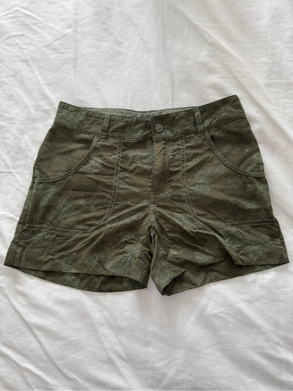 Columbia | girls green camo hiking shorts M(10/12)